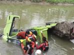Truk Pengangkut Pasir di Pinrang Terjun ke Sungai Gegara Ikuti Arahan Google Maps, 1 Tewas