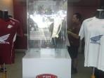 20250917-Jersey-PSM-Makassar-dipajang-di-store.jpg