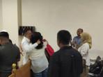 20250924-Annar-Salahuddin-Sampetoding-memeluk-istrinya-di-Pengadilan-Negeri-PN.jpg