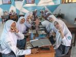 20251002-Siswa-SMAN-3-Takalar-menyantap-Makanan-Bergizi-Gratis.jpg