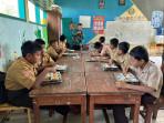 20251003-Siswa-SD-di-Maros-Santap-MBG.jpg
