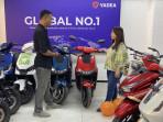 20251009-Sales-Yadea-sedang-memaparkan-produk.jpg