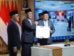 20251013-Andi-Amran-Sulaiman-bersalaman.jpg