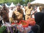 20251013-Tinjau-Pasar-Murah-di-Tamalate-Munafri.jpg