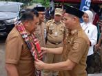 20251014-Saharuddin-kalungkan-Firdaus-Manye.jpg