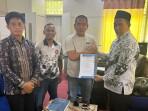 20251108-Ketua-PGRI-Luwu-Utara-Ismaruddin-serahkan-surat-resmi-permohonan-grasi.jpg