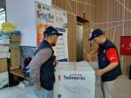 2026-06-09-Petugas-Pos-Indonesia-sedang-menimbang-oleh-oleh-jemaah-haji.jpg