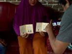 26-memperlihatkan-surat-nikahnya.jpg