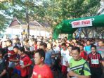 400-pelari-meriahkan-tni-run-di-bantaeng_20180930_204022.jpg
