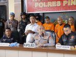 AKBP-Edy-Sabhara-tengah-saat-membeberkan-kasus-pembobolan-brankas-4345.jpg