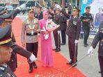 AKBP-Jatmiko-dan-istrinya-Ny-Trisna-Jatmiko-disambut-upacara-pedang-pora-3432.jpg