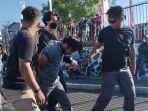 AR-penonton-yang-bawa-ganja-diamankan-polisi-sebelum-masuk-Stadion-BJ-Habibie-Parepare.jpg