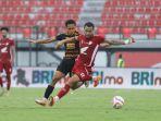 ASSIST-TERBAIK-Bek-kiri-PSM-Makassar-Victor-Luiz-dikawal-pemain-Persija.jpg