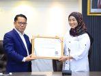 Aat-Sugihartati-menyerahkan-penghargaan-kepada-Kamaruddin-Amin.jpg