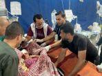 Ahli-bedah-trauma-menutupi-tubuh-seorang-wanita-hamil-yang-bayinya.jpg
