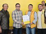 Ahmad-Doli-Kurnia-Tandjung-resmi-menyerahkan-SK-format-B1KWK-kepada-Appi-211.jpg