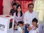 Ahok-mengajak-sang-istri-Puput-Nastiti-dan-ketiga.jpg