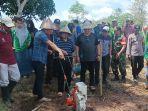Aksa-Mahmud-bersama-Tim-Fakultas-Pertanian-meresmikan-kebun-Bosowa-Agro-222.jpg