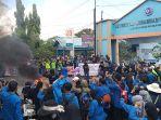 Aksi-mahasiswa-Universitas-Muhammadiyah-Parepare-di-depan-kampusnya.jpg