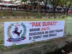 Aksi-protes-pedagang-di-pasar-Karisa-Jeneponto-dengan-cara-pasang-spanduk-Kamis-1952022.jpg