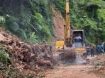 Alat-berat-diturunkan-untuk-membuka-jalan-yang-terdampak-longsor.jpg