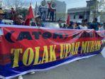 Aliansi-Buruh-menutup-jalan-Urip-Sumoharjo-saat-memprotes-kenaikan-UMP-Sulsel-hanya-145-persen.jpg