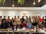 Alumni-fisip-unhas-atau-Iam-Sospol-Unhas-berfoto-bersama-usai-rapat-kordinasi.jpg