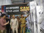 Andi-Arwin-Azis-bersama-Zudan-Arif-Fakhrulloh-meninjau-gudang-logistik.jpg