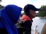 Andi-Sakkir-duduk-di-atas-rakit-bambu-di-Sungai-Walanae-wajo.jpg