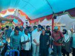 Andi-Seto-Asapa-baju-putih-saat-berbincang-dengan-warga-HM9-Talasalapang.jpg