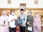 Andi-Sudirman-Sulaiman-bertukar-oleh-oleh-dengan-Ridwan-Kamil.jpg