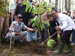 Andi-Sudirman-menanam-pohon-jenis-eboni-kayu-hitam-di-Bumi-Arung-Palakka.jpg