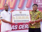 Andi-Sudirman-menyerahkan-bantuan-keuangan-Rp-225-miliar-untuk-Tana-Toraja1.jpg