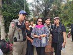 Anggota-DPD-RI-Lily-Amelia-Salurapa-tengah-saat-berkunjung-ke-lokasi-longsor.jpg