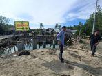 Anggota-Komisi-D-DPRD-Sulsel-Mizar-Rahmatullah-Roem-mendatangi-proyek-jembatan-provinsi.jpg