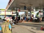 Antrian-kendaraan-mengisi-Bahan-Bakar-Minyak-BBM-2025.jpg