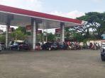 Harga Pertalite Dikabarkan Naik Besok 1 September 2022, Antrean Motor Terlihat di SPBU Perintis