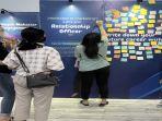Antusiasme-para-pengunjung-di-career-booth-BCA.jpg
