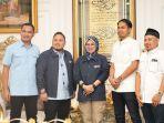 Ardiansyah-Arsyad-dua-kiri-foto-bersama-Calon-Bupati-Gowa-Husniah-Talenrang.jpg