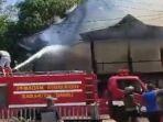 Armada-Damkar-Barru-melakukan-pemdaman-api-di-Rumah-Muh-Ilyas-55-di-Dusun-Bungi.jpg