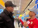 Asri-Sallatu-dengan-Patrick-Kluivert.jpg