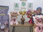 BISNIS-BUKET-Owner-Java-Florist-Erlika-Sari-memperlihatkan-produk-buket.jpg