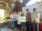 Baitul-Maal-PLN-UIP3B-Sulawesi-menyerahkan-bantuan-program-peduli-ruma.jpg