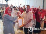 Bakal-Calon-Bupati-Lumajang-Indah-Amperawati-Masdar-mendapatkan.jpg