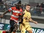 Balotelli-kaus-loreng-merah-putih-berduel-dengan-pemain-Persija.jpg