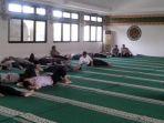 Beberapa-pegawai-tidur-tiduran-di-dalam-masjid-saat-berpuasa-Ramadahan-1.jpg