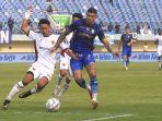 Bek-PSM-Makassar-berduel-dengan-penyerang-Persib-Bandung-Ciro-Alves-ji.jpg