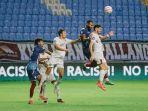 Bek-Yuran-Fernandes-saat-duel-bola-udara-lawan-Persik-Kediri-hyy.jpg