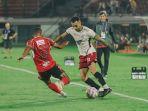 Bek-kiri-PSM-Makassar-Victor-Luiz-dihadang-penyerang-sayap-Bali-United-Yabes-Ronny.jpg