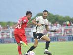 Bek-kiri-PSM-Makassar-Victor-Luzi-berusaha-rebut-bola-h.jpg